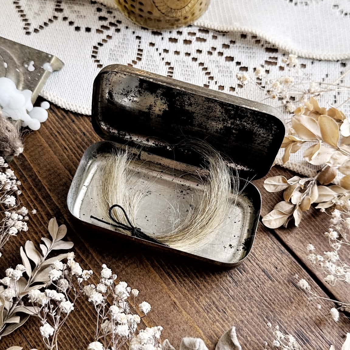 Real Human Hair in Vintage Pastilles Tin – No. 03